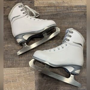 Jackson Ultima SoftSkate figure skates Girls Size 3